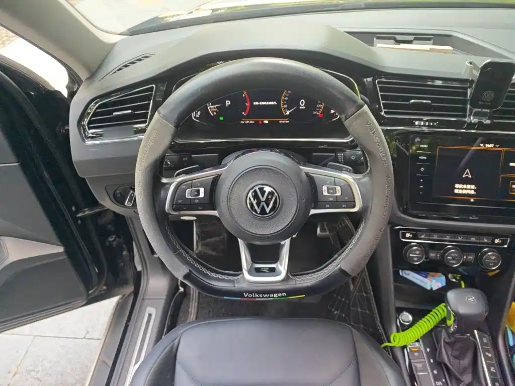 Volkswagen Tiguan L — фото 3
