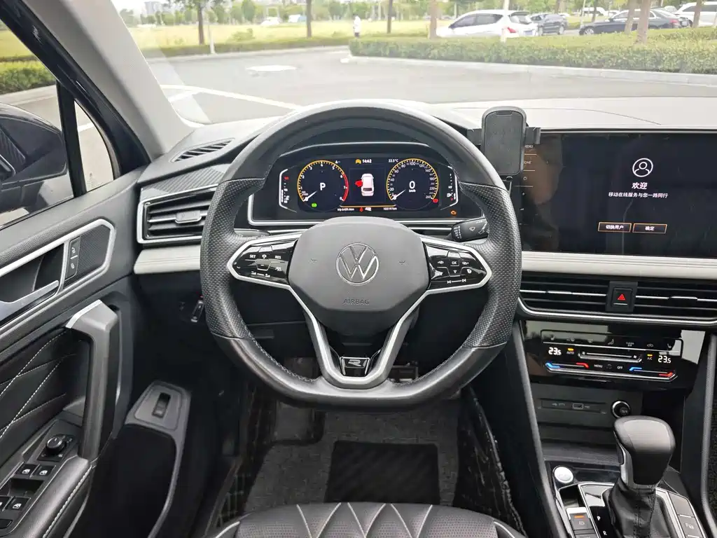 Volkswagen Tiguan L — фото 14
