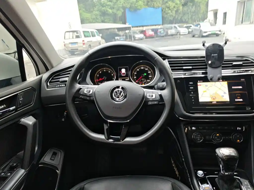 Volkswagen Tiguan L — фото 11