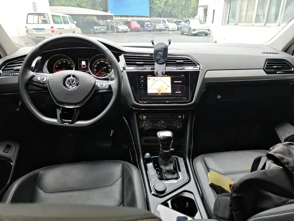 Volkswagen Tiguan L — фото 10