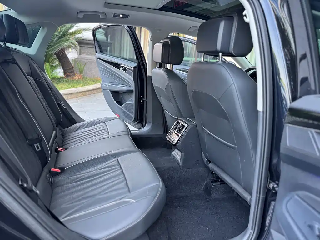 Volkswagen Passat — фото 7