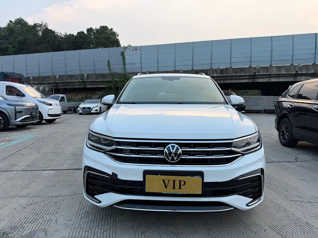 Volkswagen Tiguan L — фото 2