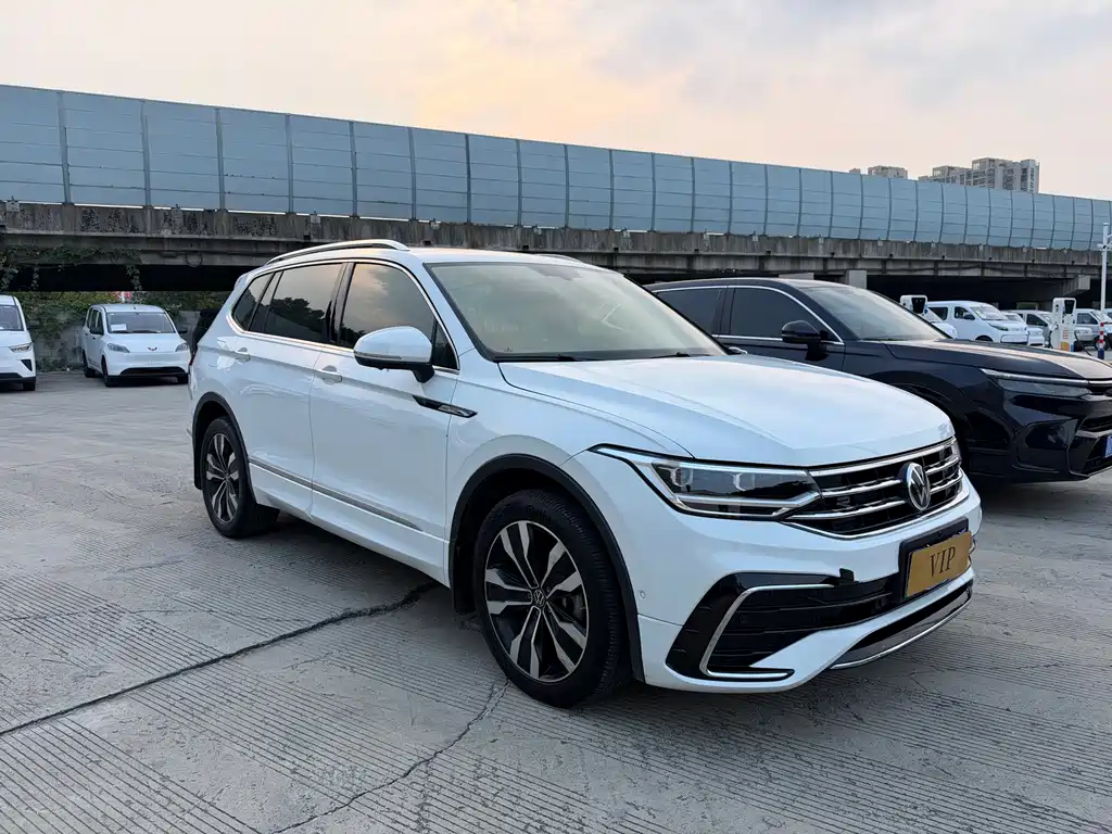 Volkswagen Tiguan L — фото 3