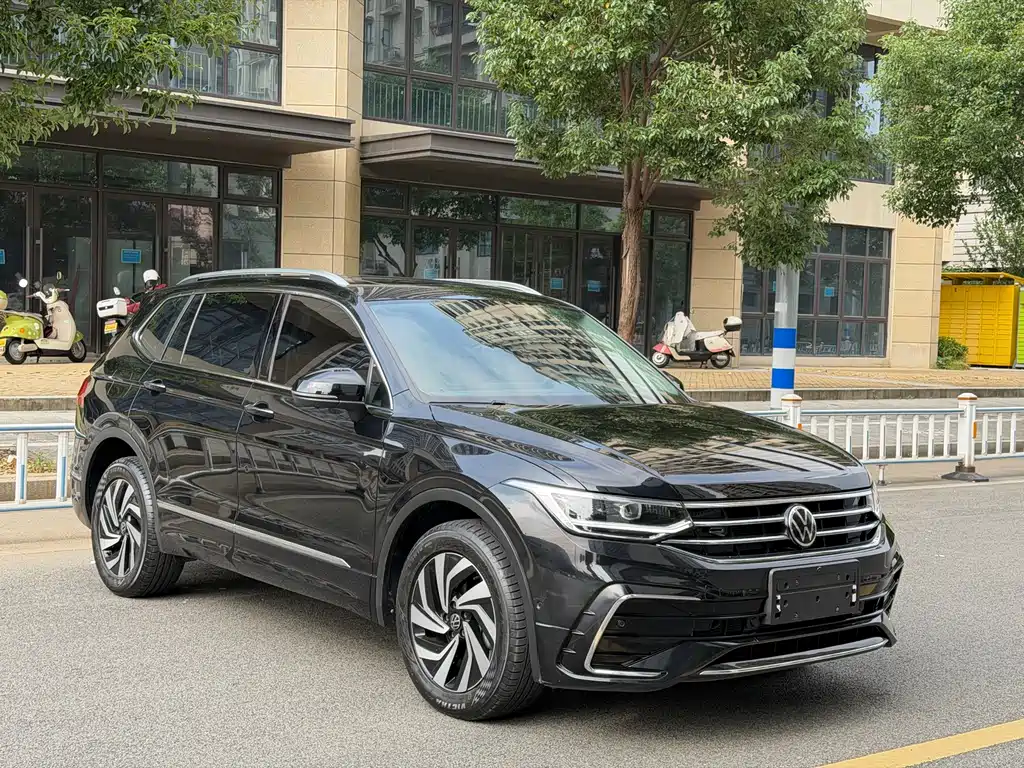 Volkswagen Tiguan L — фото 3