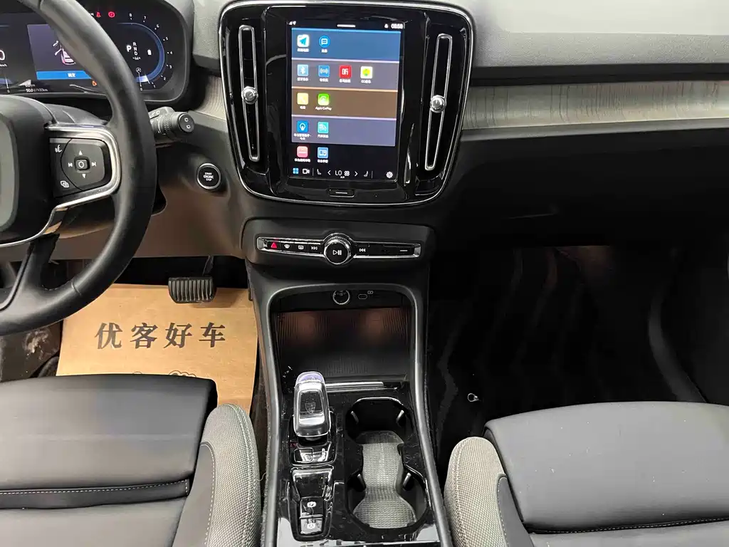 Volvo XC40 — фото 11
