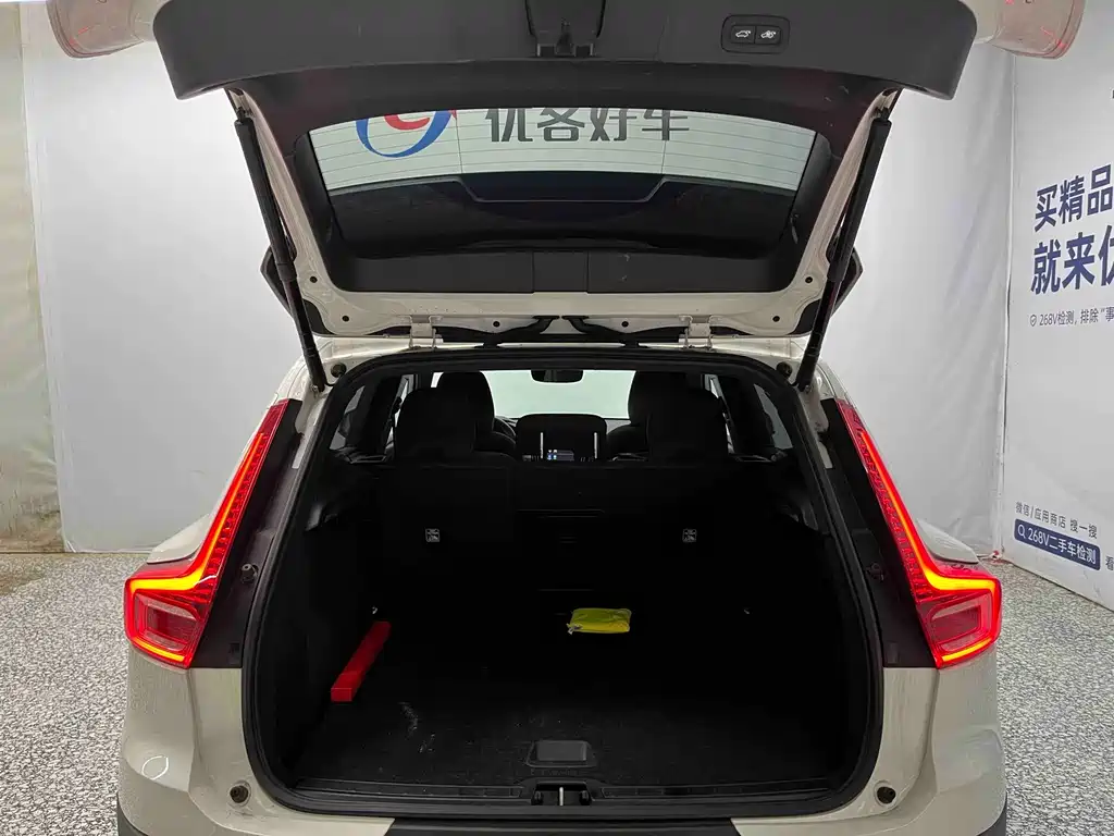 Volvo XC40 — фото 14