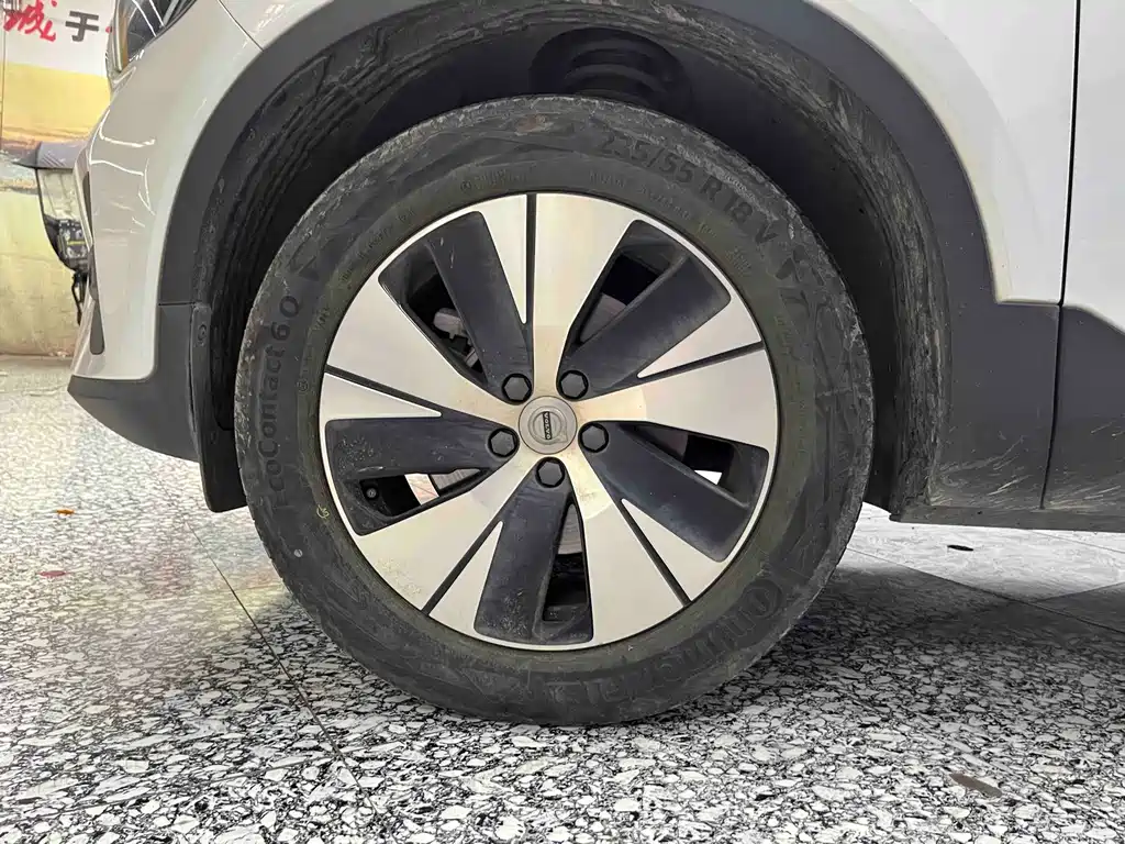 Volvo XC40 — фото 15