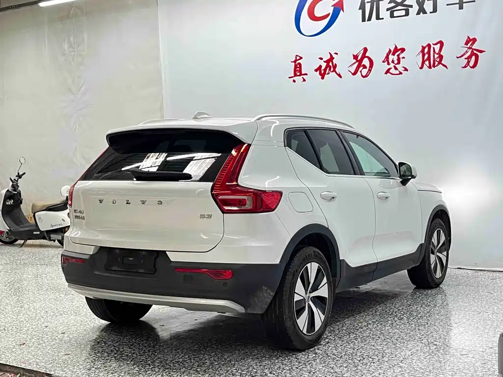 Volvo XC40 — фото 18