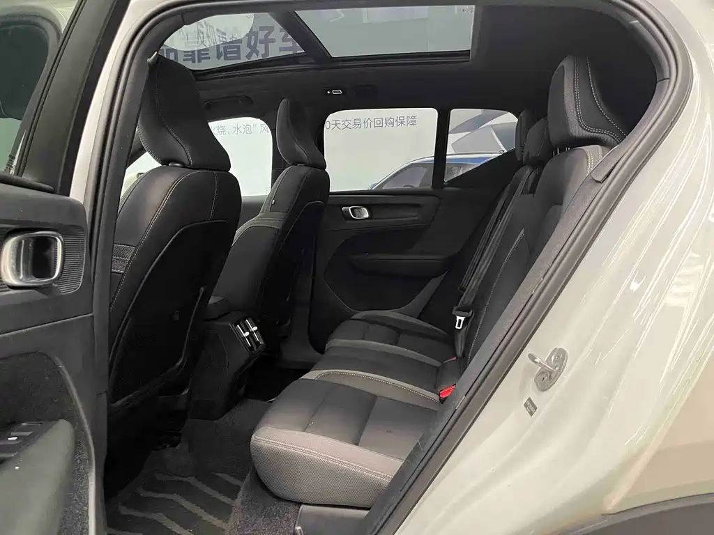 Volvo XC40 — фото 13