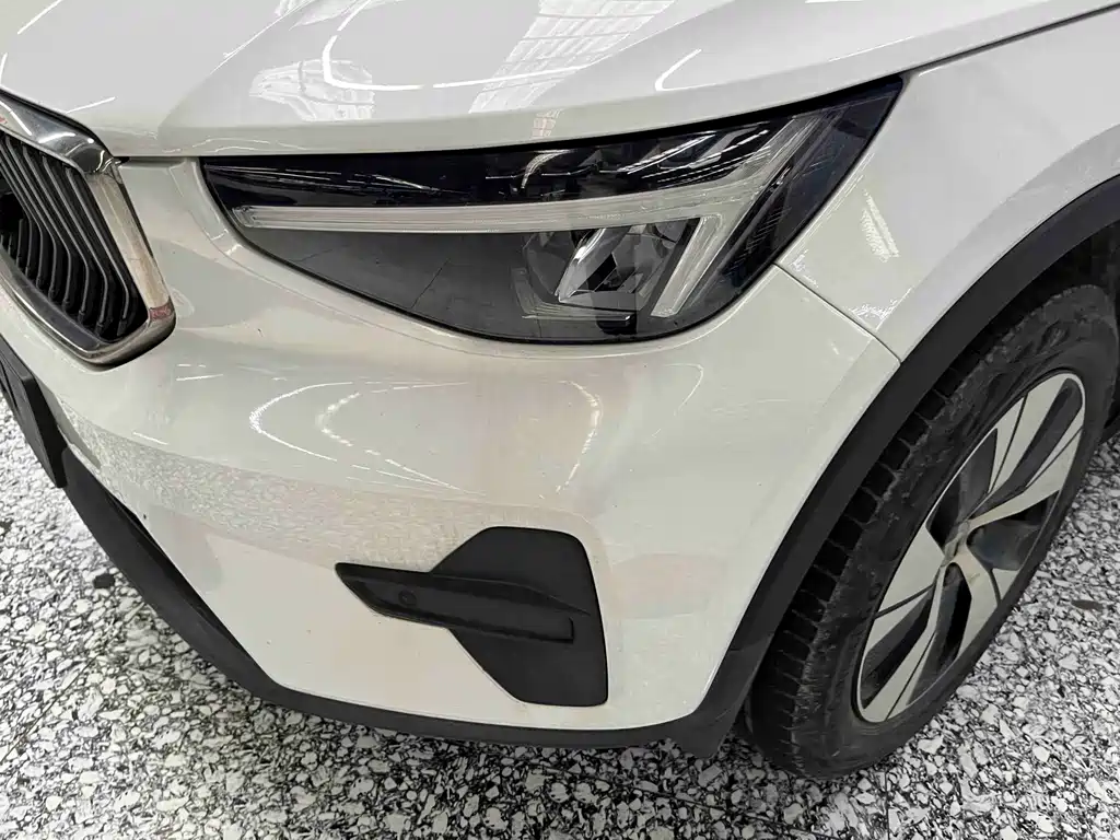 Volvo XC40 — фото 4