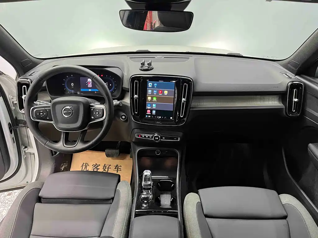 Volvo XC40 — фото 10