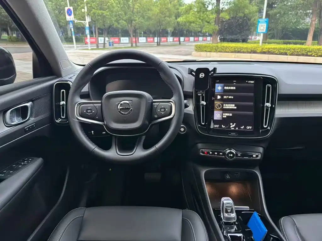 Volvo XC40 — фото 4