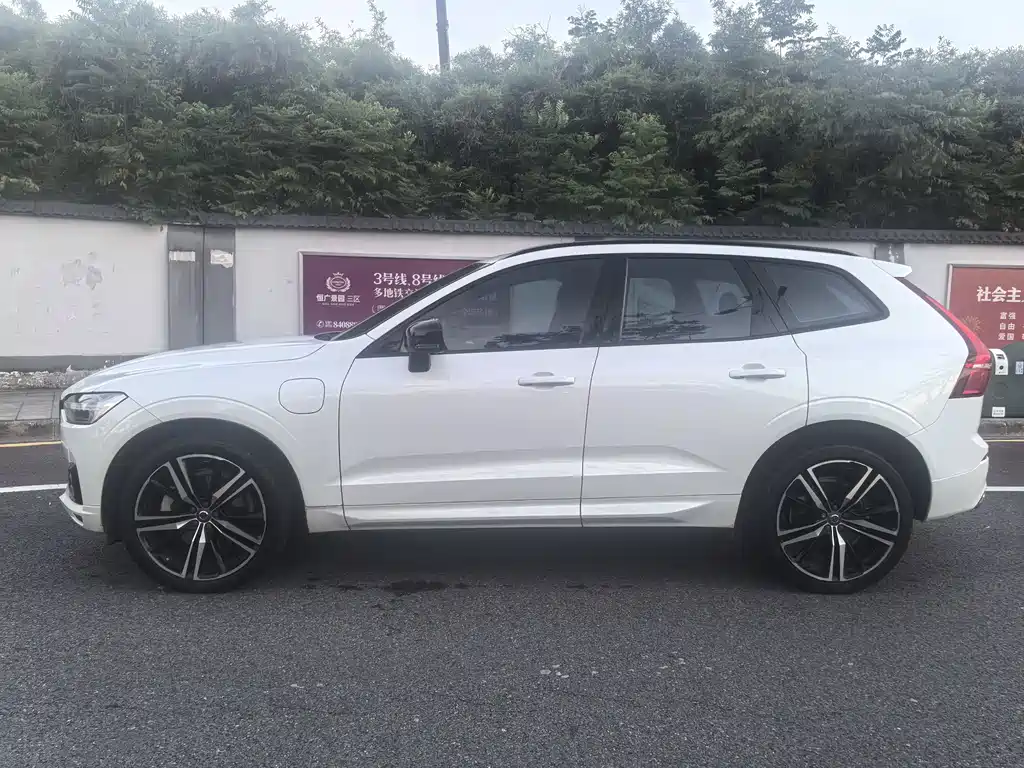 Volvo XC60 PHEV — фото 4