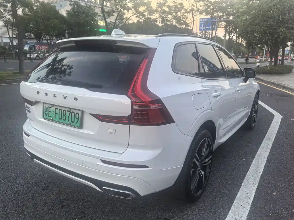 Volvo XC60 PHEV — фото 7