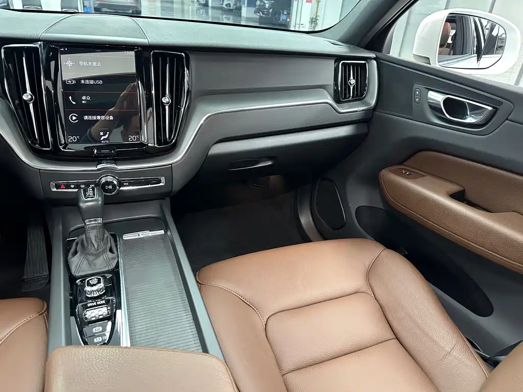 Volvo XC60 — фото 15