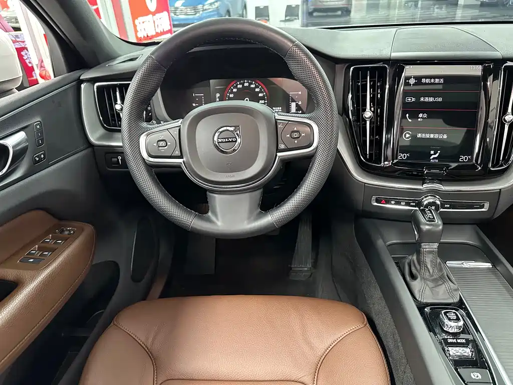 Volvo XC60 — фото 17