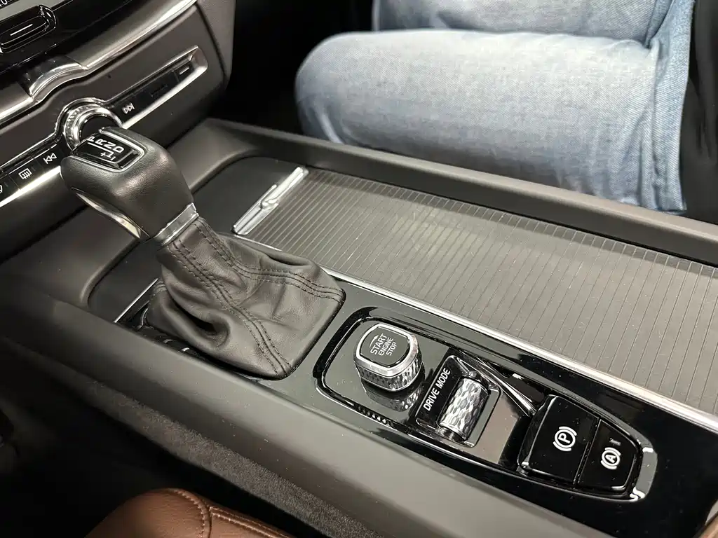 Volvo XC60 — фото 18