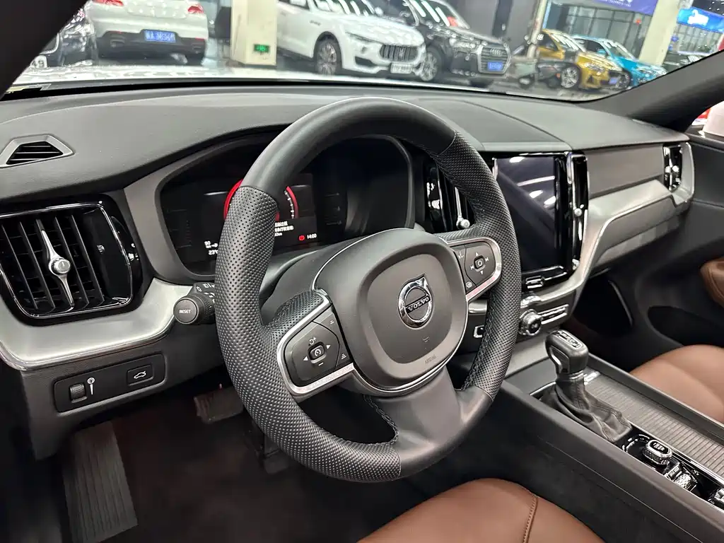 Volvo XC60 — фото 19