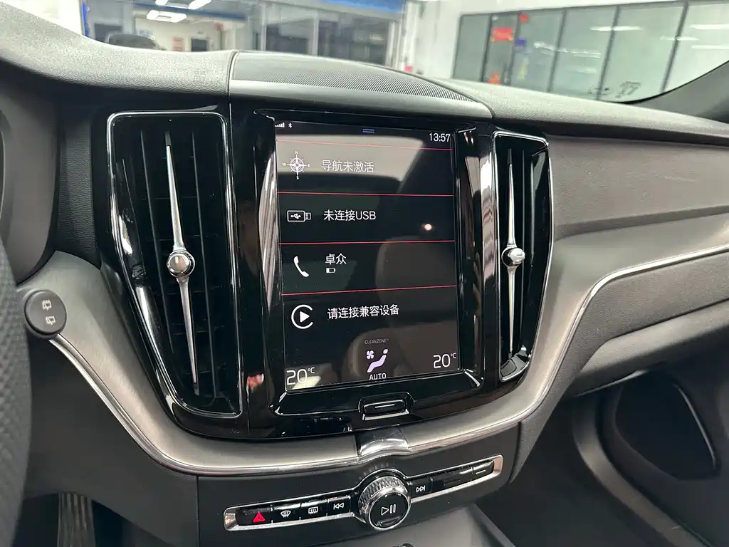 Volvo XC60 — фото 25