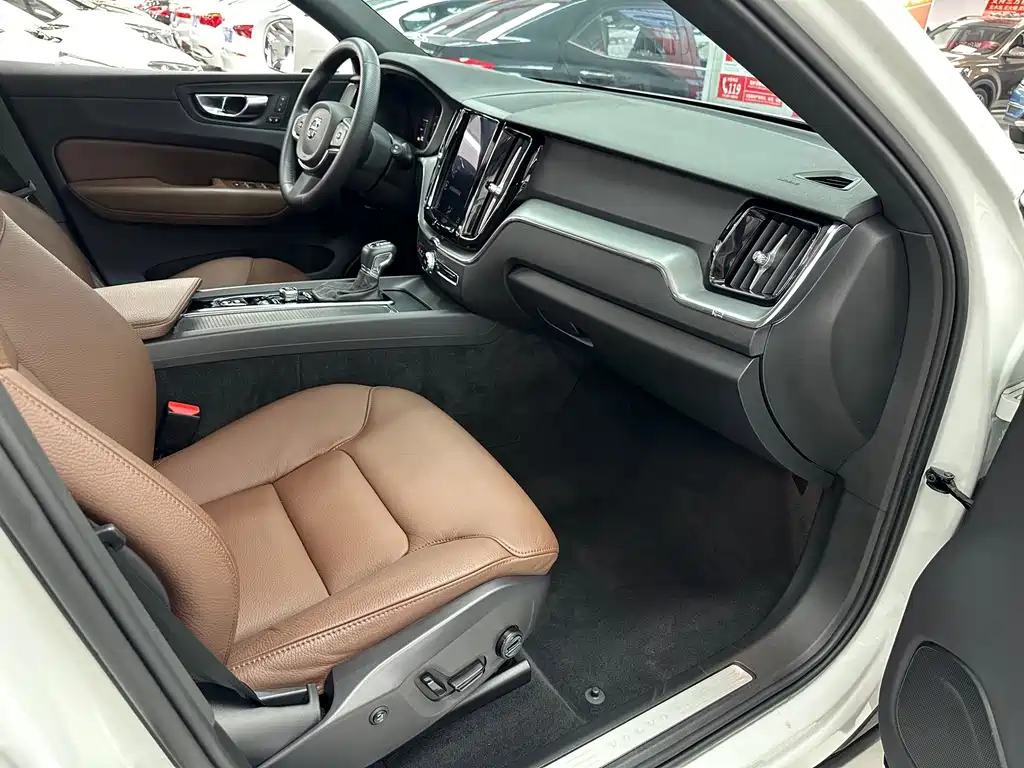 Volvo XC60 — фото 27