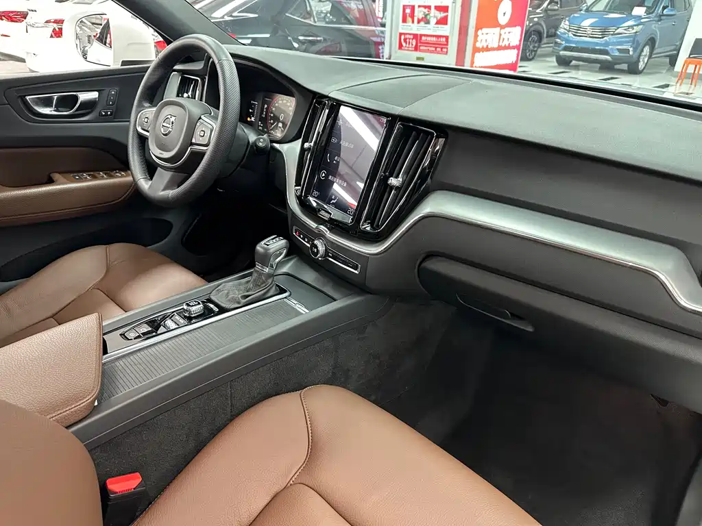 Volvo XC60 — фото 28