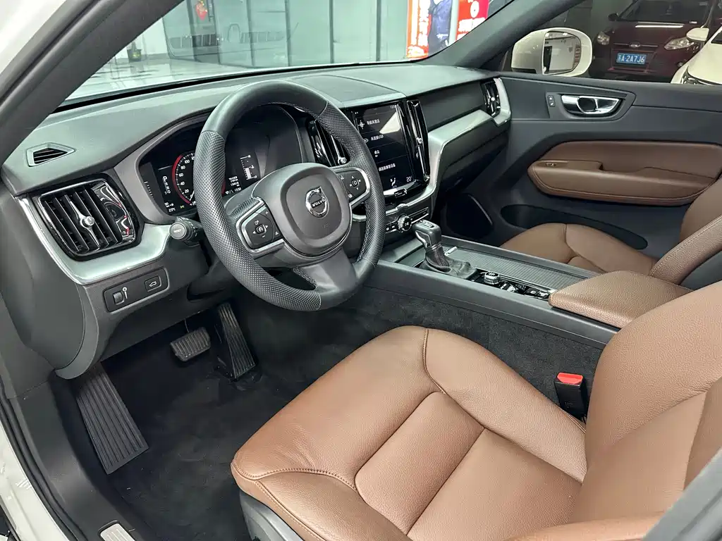 Volvo XC60 — фото 9
