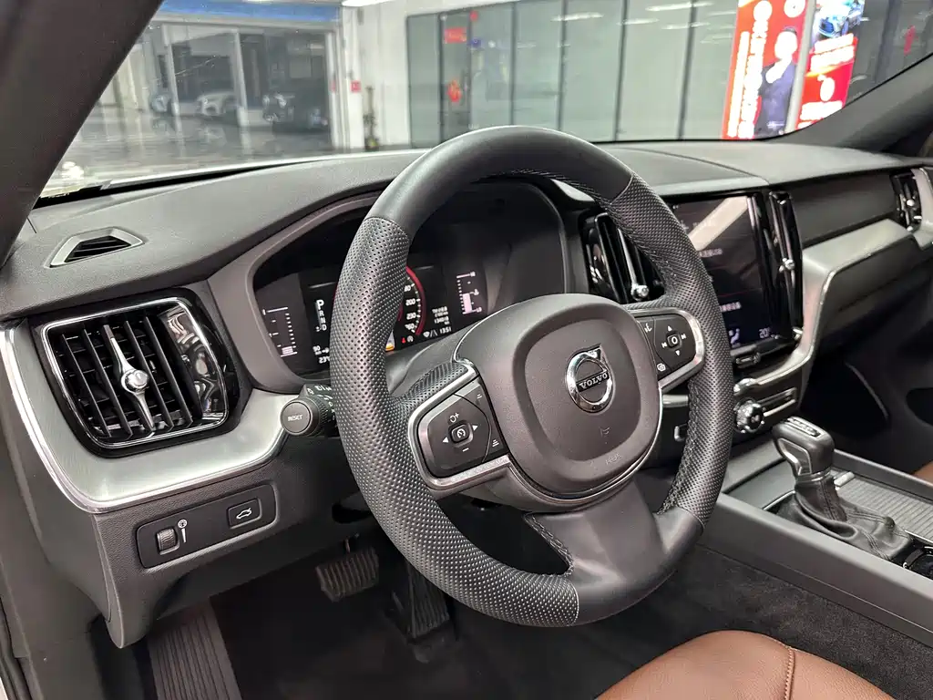 Volvo XC60 — фото 10