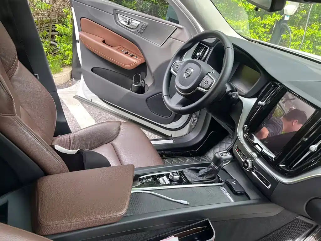 Volvo XC60 — фото 13