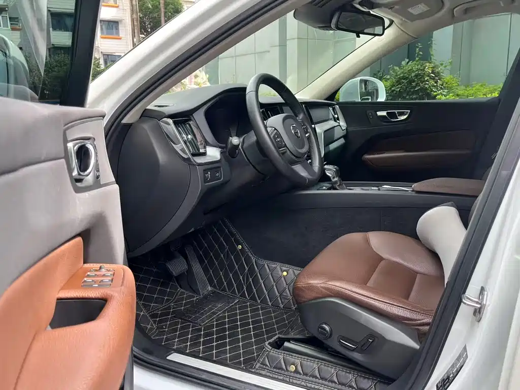 Volvo XC60 — фото 10