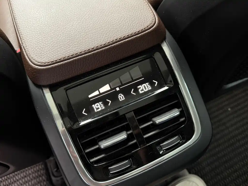 Volvo XC90 — фото 10
