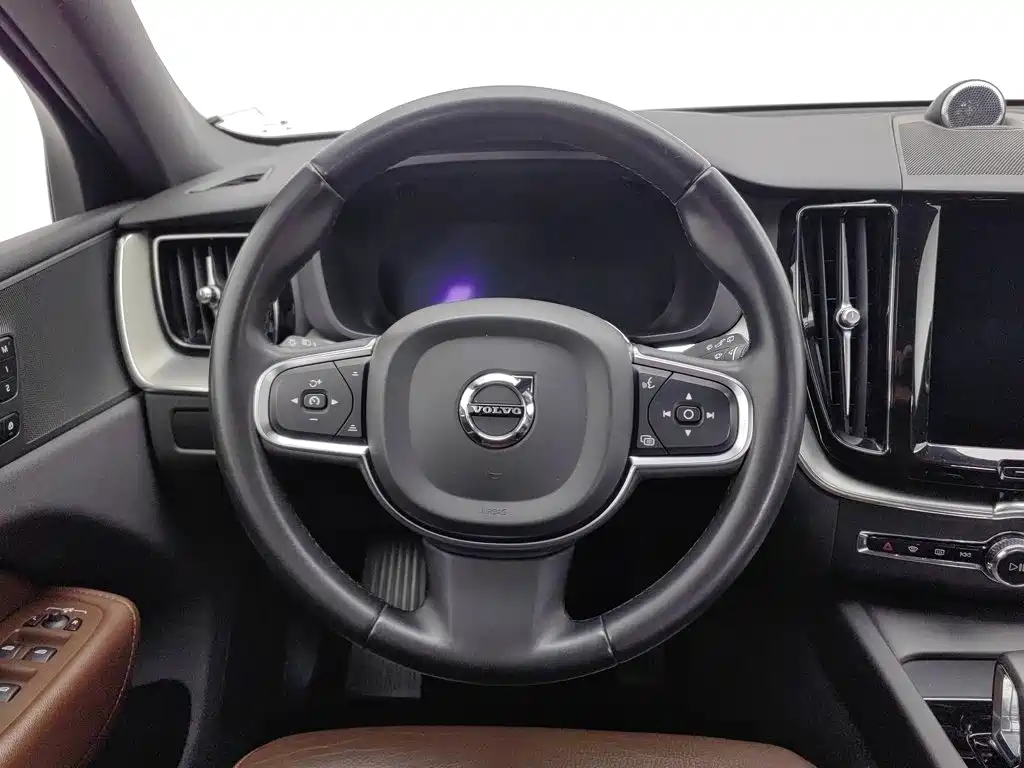 Volvo XC60 — фото 11