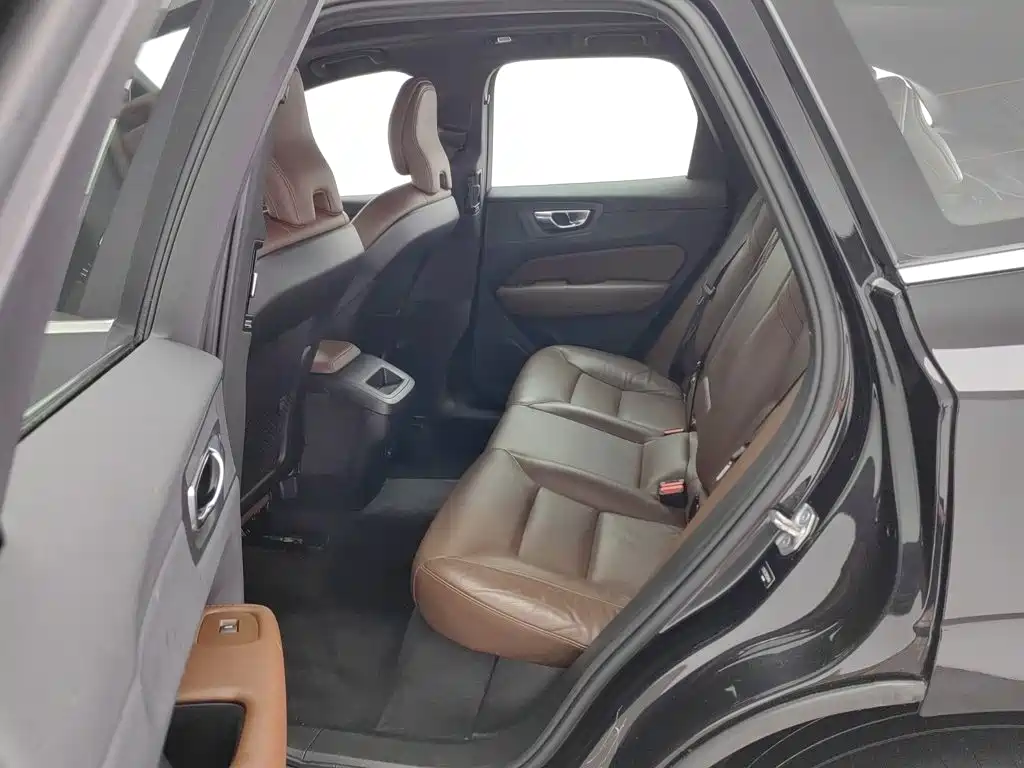 Volvo XC60 — фото 15