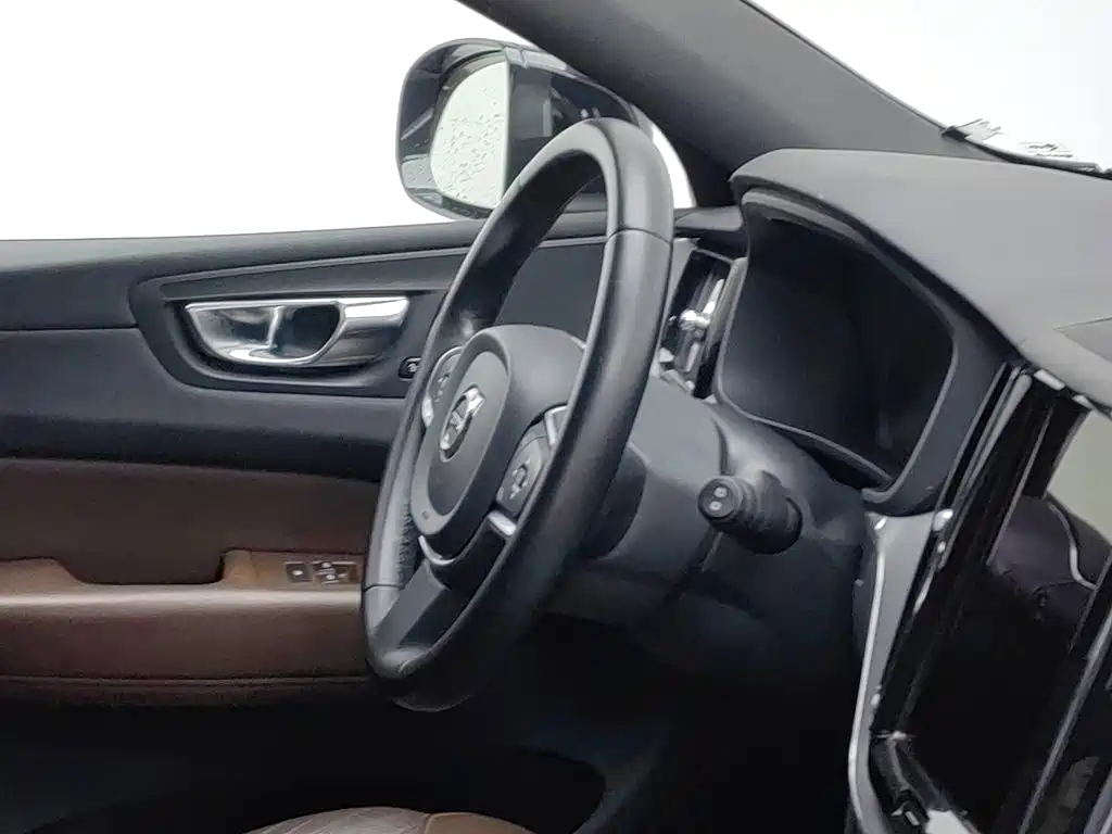 Volvo XC60 — фото 22