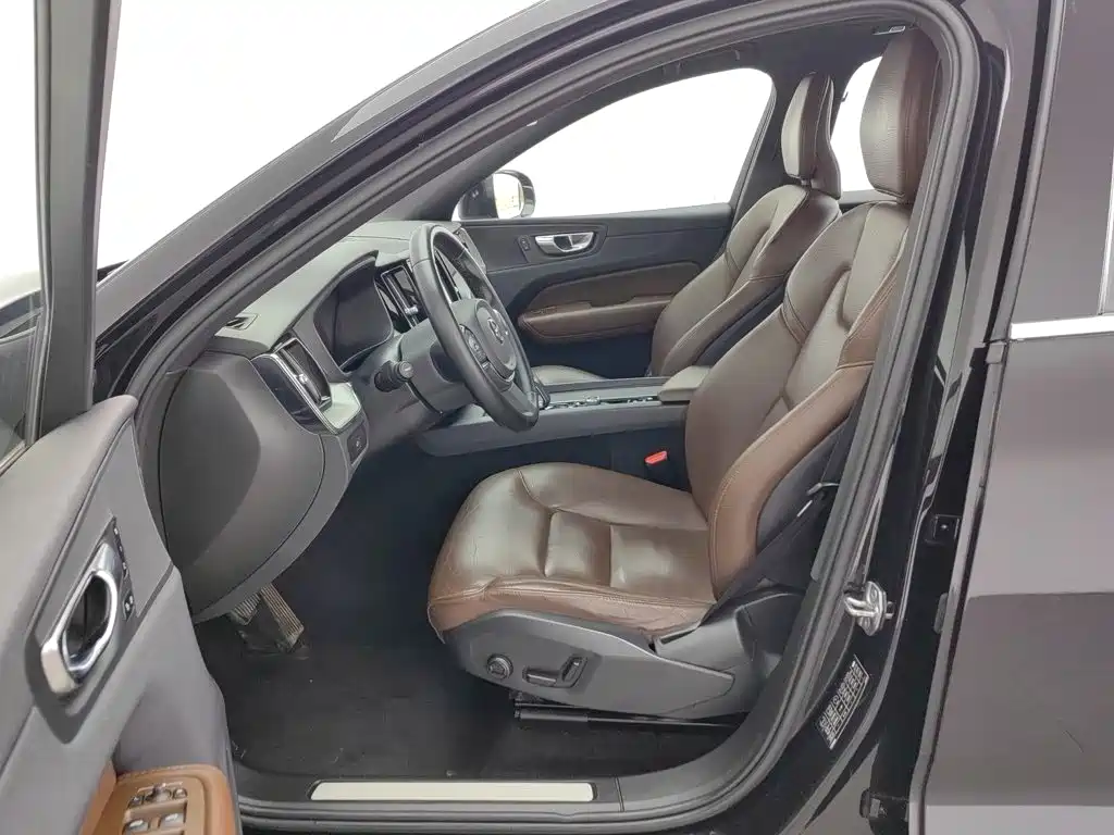Volvo XC60 — фото 10
