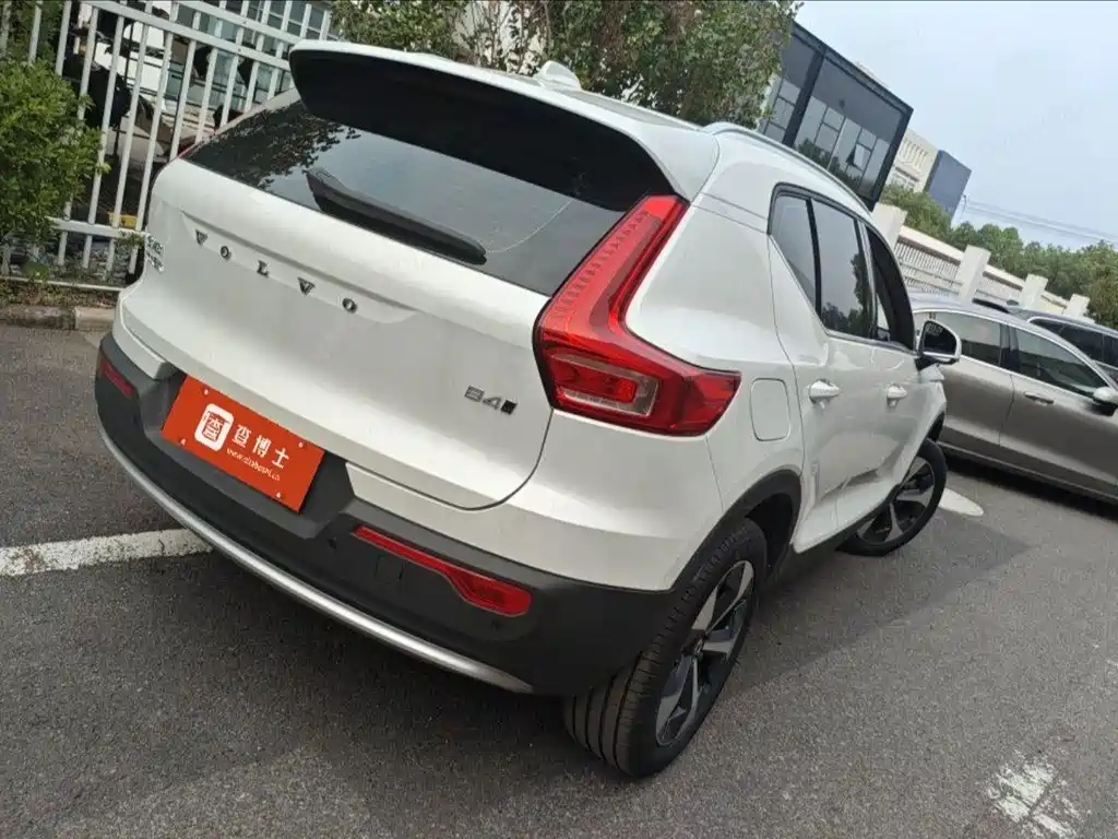 Volvo XC40 — фото 6