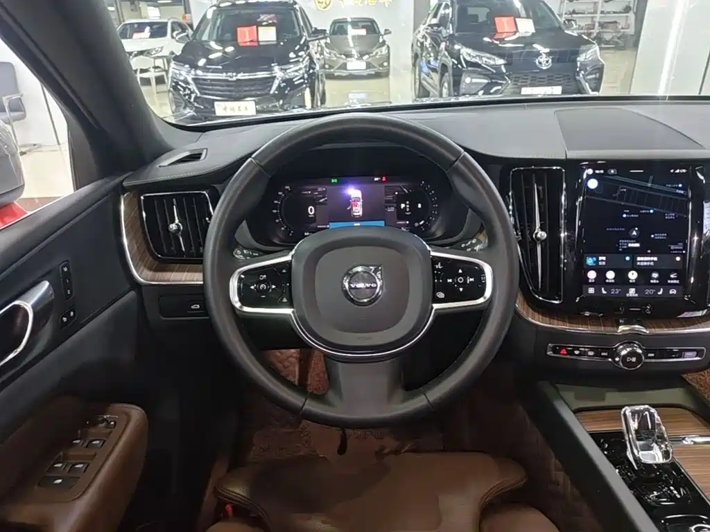 Volvo XC60 — фото 11