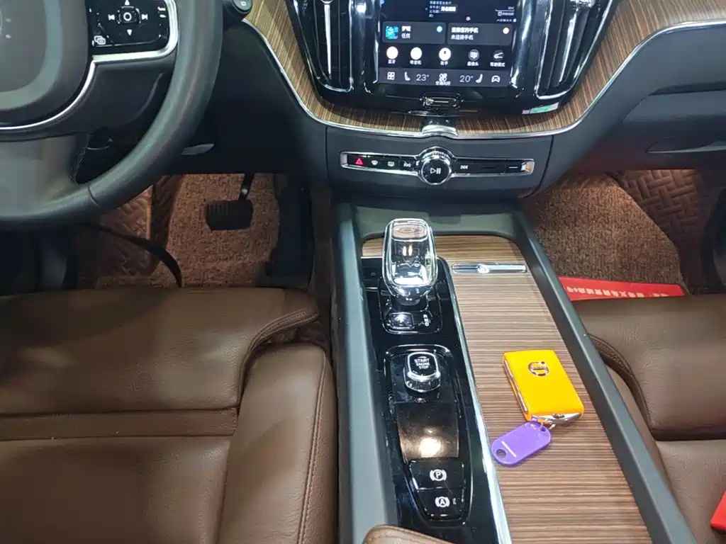 Volvo XC60 — фото 14