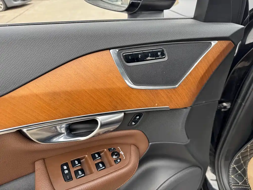 Volvo XC90 — фото 14