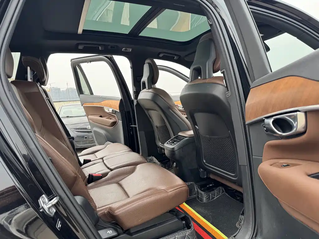 Volvo XC90 — фото 10
