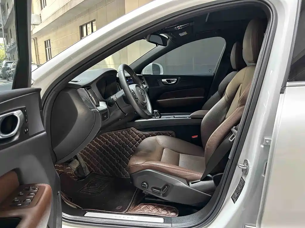 Volvo XC60 — фото 17