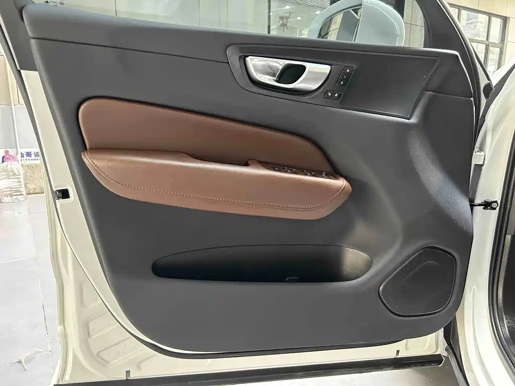 Volvo XC60 — фото 18