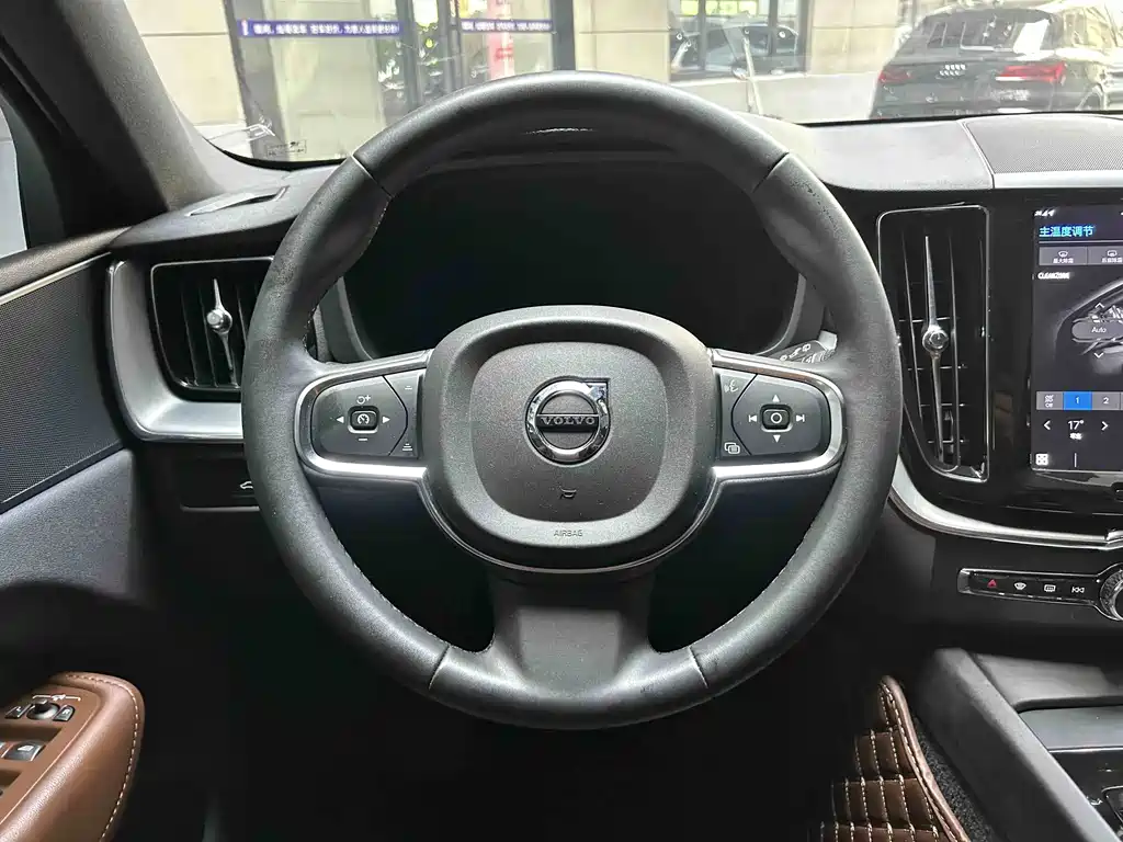Volvo XC60 — фото 20