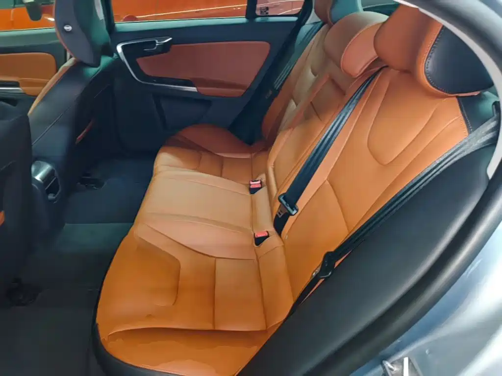 Volvo S60 — фото 17
