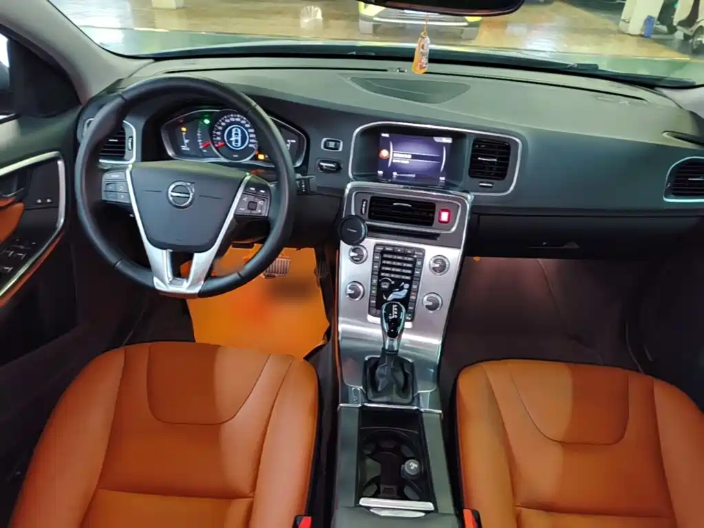 Volvo S60 — фото 10