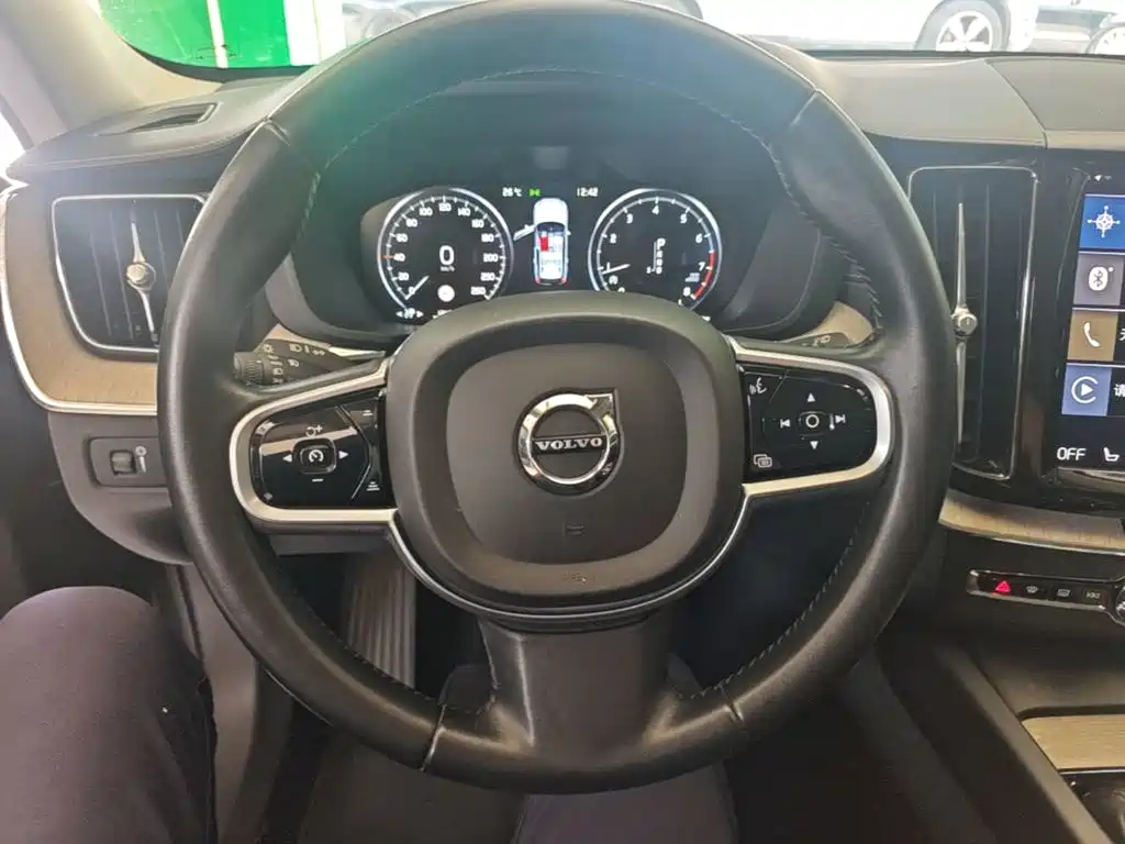 Volvo XC60 — фото 11