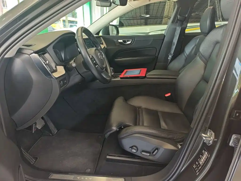 Volvo XC60 — фото 15