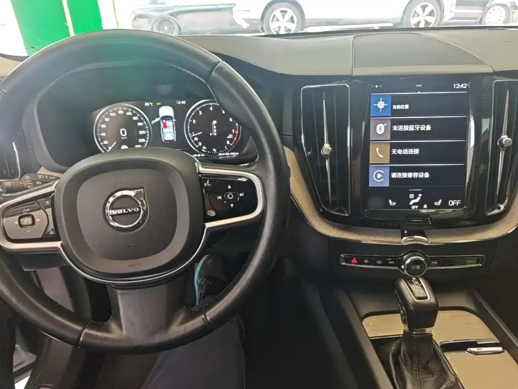 Volvo XC60 — фото 10