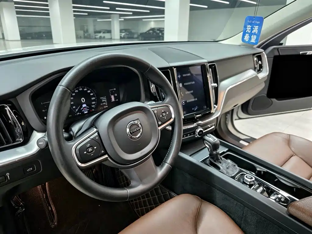 Volvo XC60 — фото 7