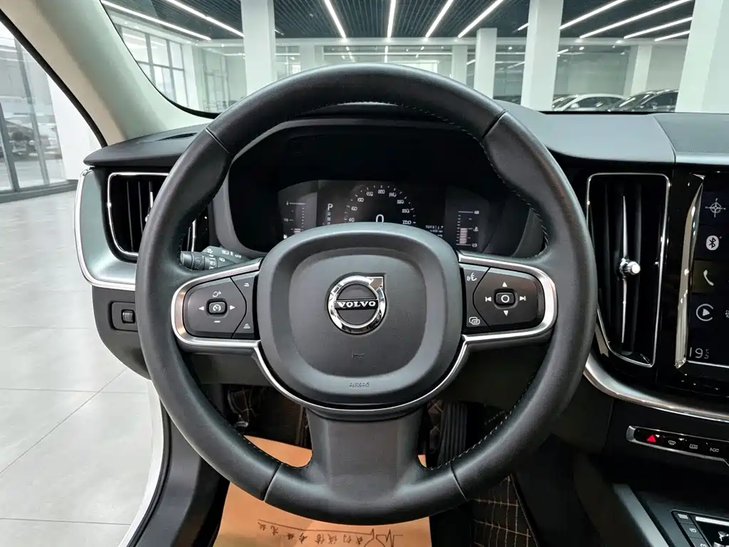 Volvo XC60 — фото 8