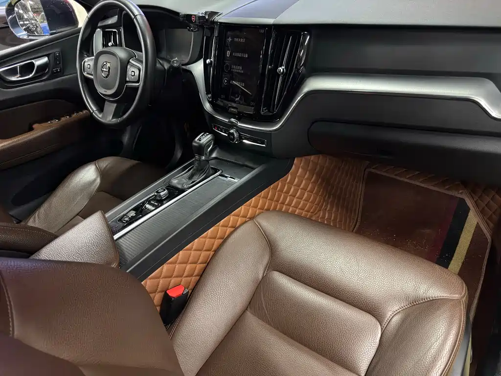 Volvo XC60 — фото 10